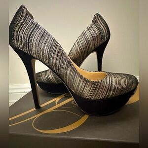 BEAUTIFUL Gold and black striped platform pumps!